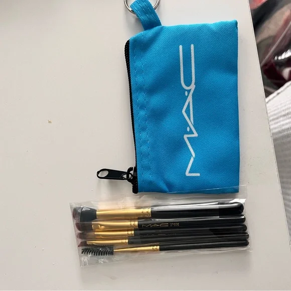 MAC Makeup Brush Set and Catch All - Picture 1 of 2